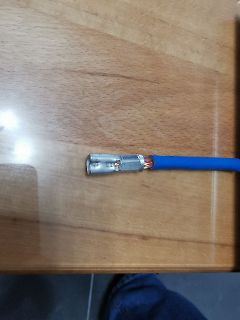 Blaues Kabel mit Metallhülse