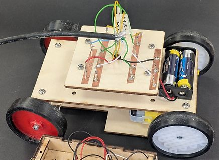 Prototyp eines kleinen Roboterautos auf Holzbasis