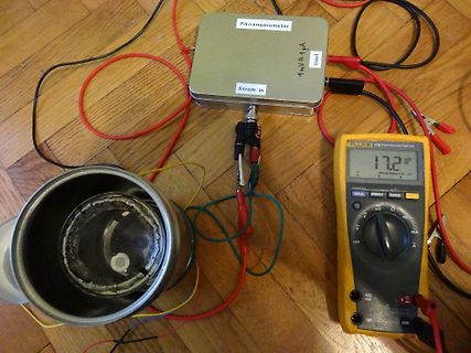 Messaufbau mit Pikoamperemeter und Multimeter