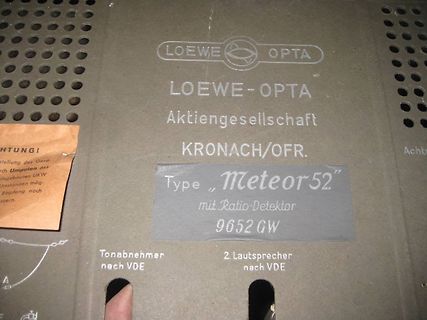 Typenschild eines Loewe-Opta Meteor 52 Radios