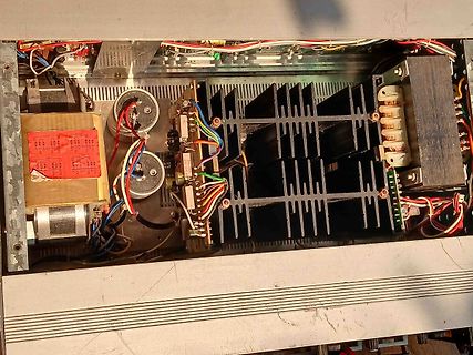 Innenansicht eines Verstärkers oder Netzteils mit Kühlkörpern