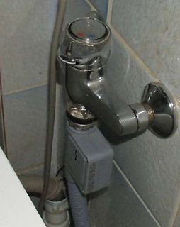 Wasserhahn mit angeschlossenem elektronischem Gerät
