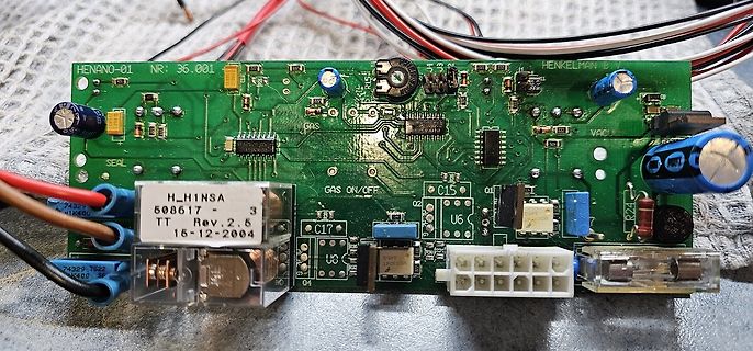 Leiterplatte mit Relais und elektronischen Bauteilen