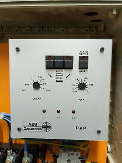 Bedienfeld eines ABB RVP Kondensatorreglers