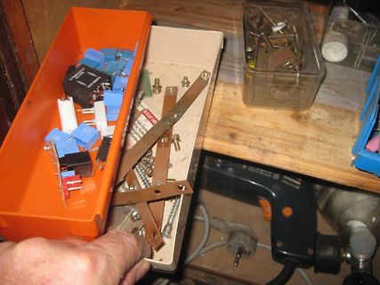 Werkstattutensilien und Kleinteile in Behältern