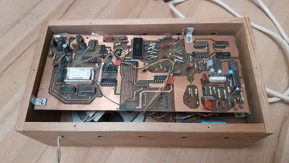 Geöffnete Elektronikplatine in Holzgehäuse