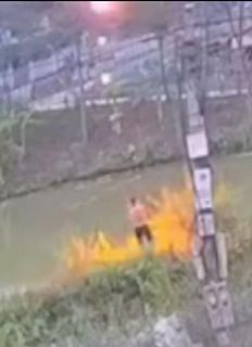 Person im Wasser mit gelbem Objekt