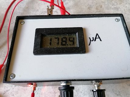 Messgerät mit LCD-Anzeige für Mikroampere