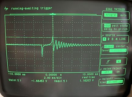 Abfotografierter Oszilloskop-Bildschirm mit Signalverlauf