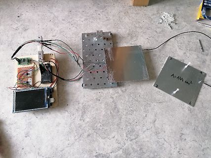 Elektronischer Aufbau mit Display und Metallplatten auf Boden