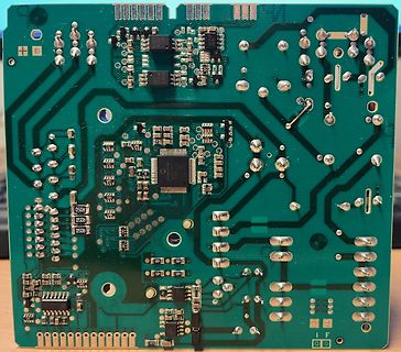 Grüne Leiterplatte mit elektronischen Bauteilen