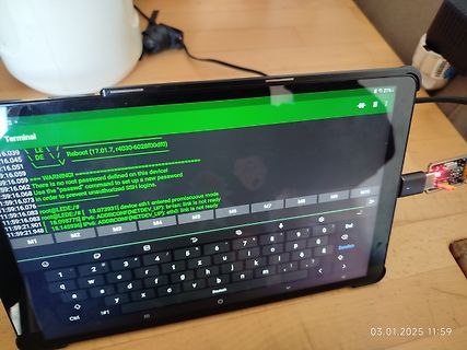Abfotografierter Tablet-Bildschirm mit Terminal-Ausgabe und Tastatur