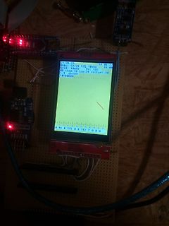 Elektronik-Aufbau mit LCD-Display und Mikrocontroller