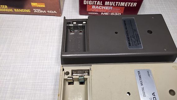 Rückseite von zwei Digital Multimetern
