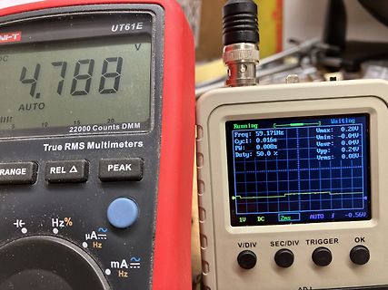 Multimeter und Oszilloskop auf einem Arbeitstisch