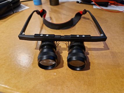 Fernglas auf Tisch