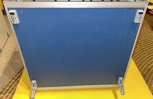 Rückseite eines blauen Gehäuses mit Aluminiumprofilen