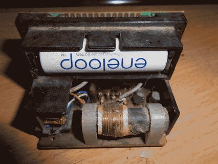 Geöffnetes elektronisches Gerät mit Eneloop Akku