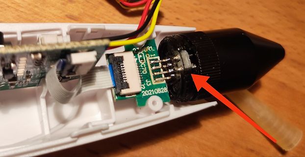Geöffnetes elektronisches Gerät mit Leiterplatte und Anschluss