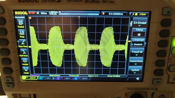 Abfotografiertes Rigol Oszilloskop mit Wellenform