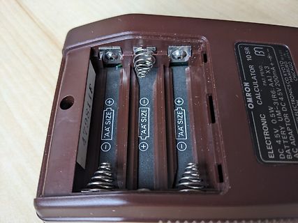 Batteriefach eines Omron Taschenrechners