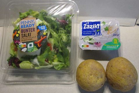 Salat, Zaziki und Kartoffeln