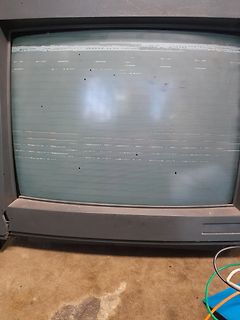 Defekter Röhrenfernseher mit Bildstörungen
