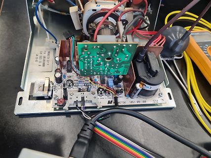 Innenansicht eines Netzteils mit Platine und Transformator