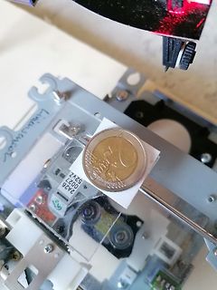 Nahaufnahme eines elektronischen Bauteils mit Münze als Größenvergleich