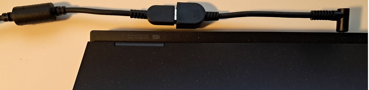 Netzteilkabel an Laptop angeschlossen