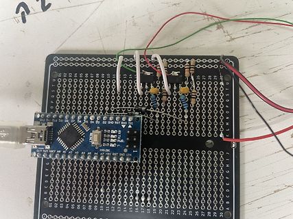 Aufbau mit Mikrocontroller-Board auf Lochrasterplatine