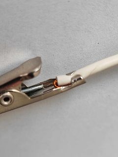 Krokodilklemme an abisoliertem Kabel