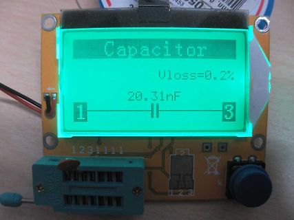 LCD-Display eines Kondensatormessgeräts auf Leiterplatte