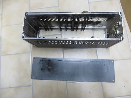 Metallgehäuse und Deckplatte auf Fliesenboden