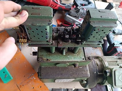 Mechanische Bauteile und Elektromotor in Werkstatt