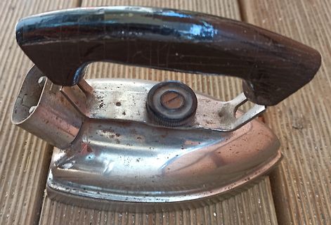 Altes Bügeleisen aus Metall