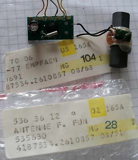 Elektronikbauteile und Etiketten auf Millimeterpapier