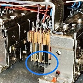 Nahaufnahme von Kontaktfingern in einem mechanischen Schalter