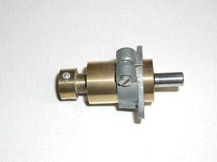 Metallisches Bauteil mit Messinggehäuse und Achse