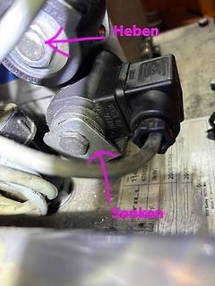 Elektrische Bauteile mit Beschriftung Heben und Senken