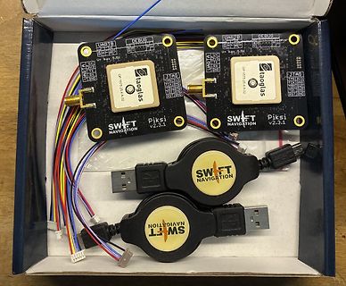 Zwei Taoglas GPS-Module und USB-Kabel in einer Schachtel