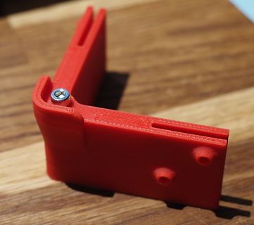 Roter 3D-gedruckter Winkel mit Schraube