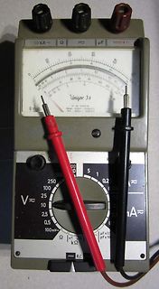Analoges Multimeter mit Messspitzen