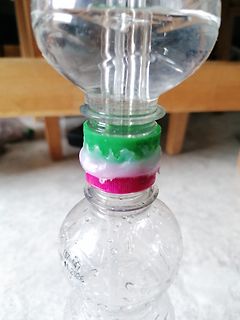 Zwei Plastikflaschen mit Klebebandverbindung