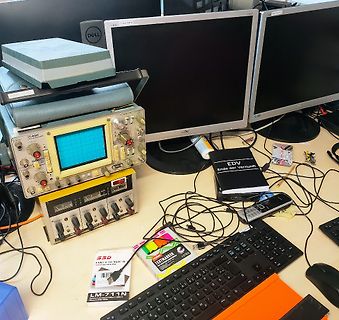 Arbeitsplatz mit Oszilloskop, Monitoren und Tastatur