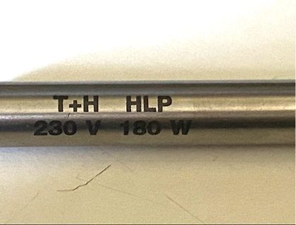 Aufdruck auf einem Metallrohr
