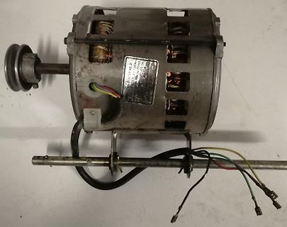 Elektromotor mit Welle und Verkabelung