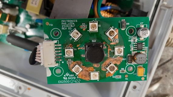 Beschädigte Leiterplatte mit Korrosion und Bauteilen