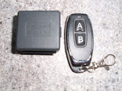 Schwarzer Kasten und Funkschlüssel