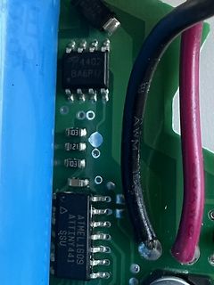 Nahaufnahme einer Leiterplatte mit Mikrocontroller und Bauteilen